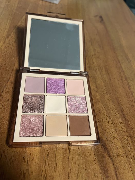 Палетка тіней Huda Beauty