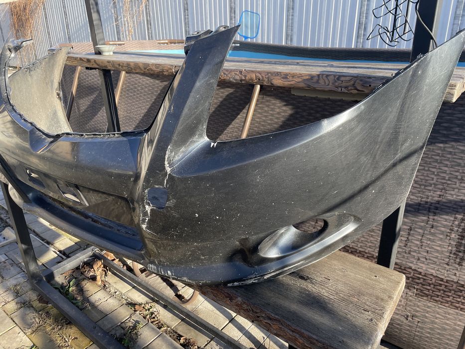 Продам передний бампер на Toyota Avensis 3 T27