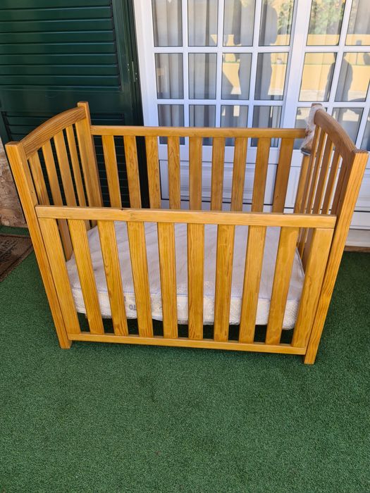 Cama de criança de grades