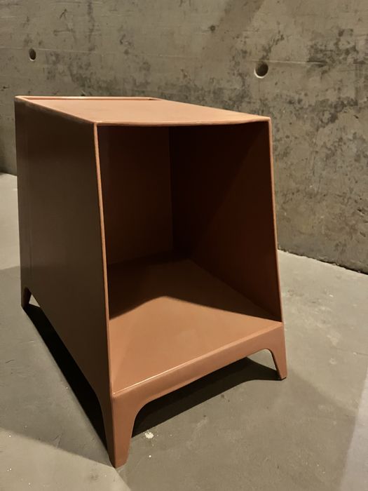Mesa de cabeceira em PVC da Kinda