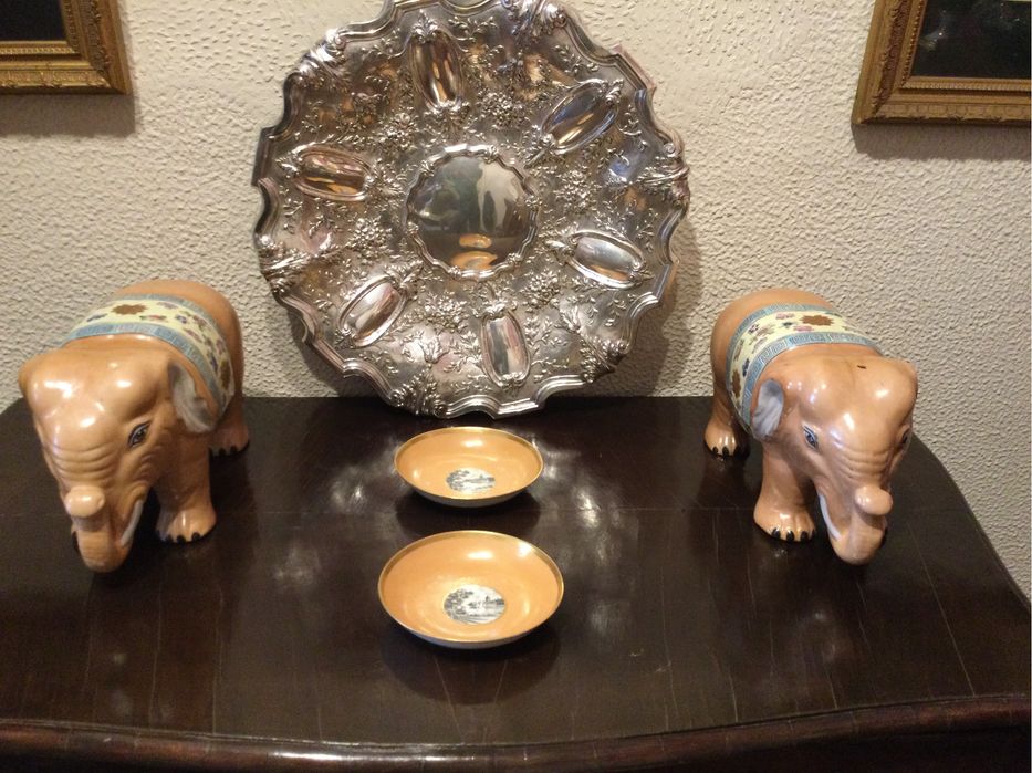 Elefantes em porcelana antiga