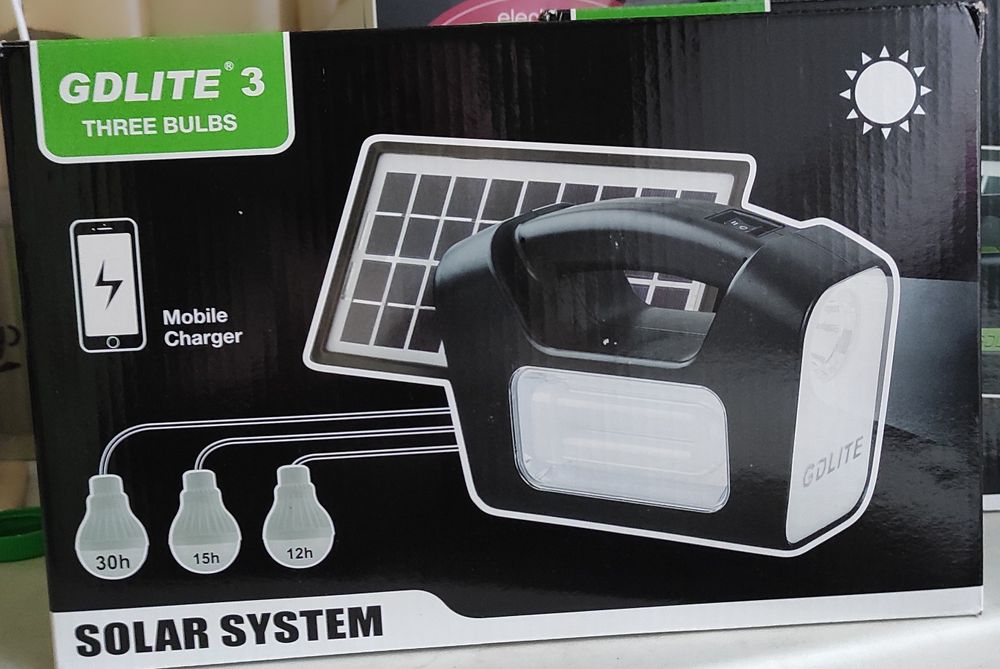 Зарядная станция с фонарем и солнечной панелью.