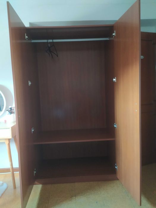 Guarda-fatos de duas portas em madeira