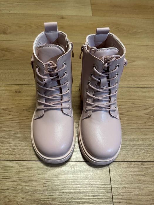 Нові чоботи для дівчинки