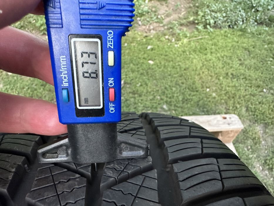 Шини зима майже нові 215/45 R16 Barum