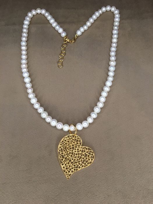 Colar de perolas barrocas com coração de filigrana em prata dourada