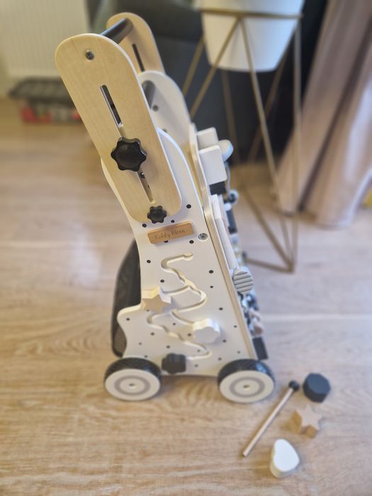 Drewniany chodzik, pchacz z regulowana rączką dla rocznego dziecka