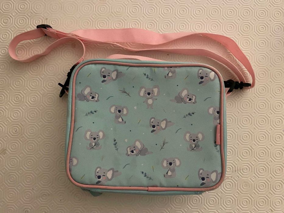 Mochila escolar, lancheira e garrafa