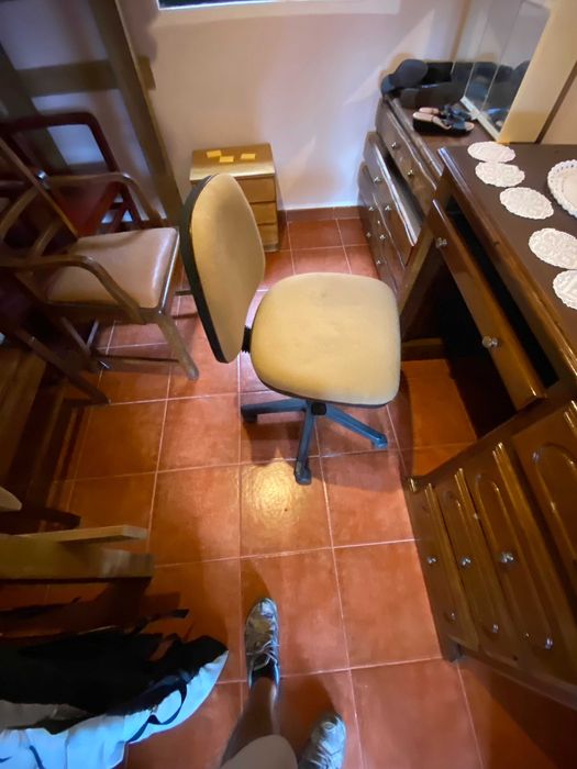 Vendo escrivaninha e cadeira rotativa - Desocupar