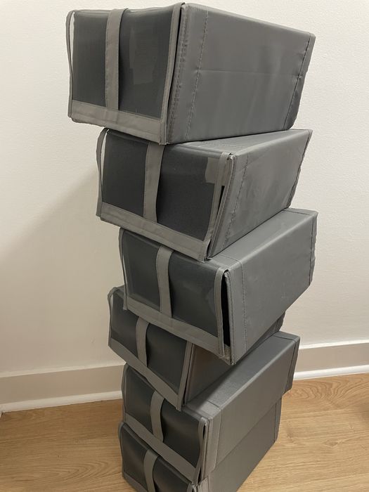 Sete caixas para sapatos.