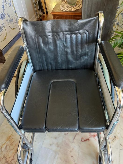 Cadeira clínica de rodas  nova