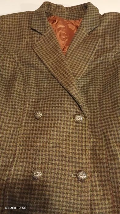 Conjunto de senhora blazer e saia em tons de castanho, tamanho L