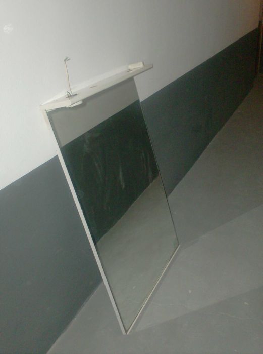 Espelho de casa de banho sem luzes