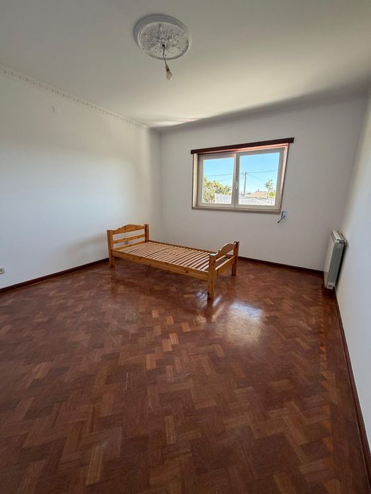 Aluga-se moradia T3