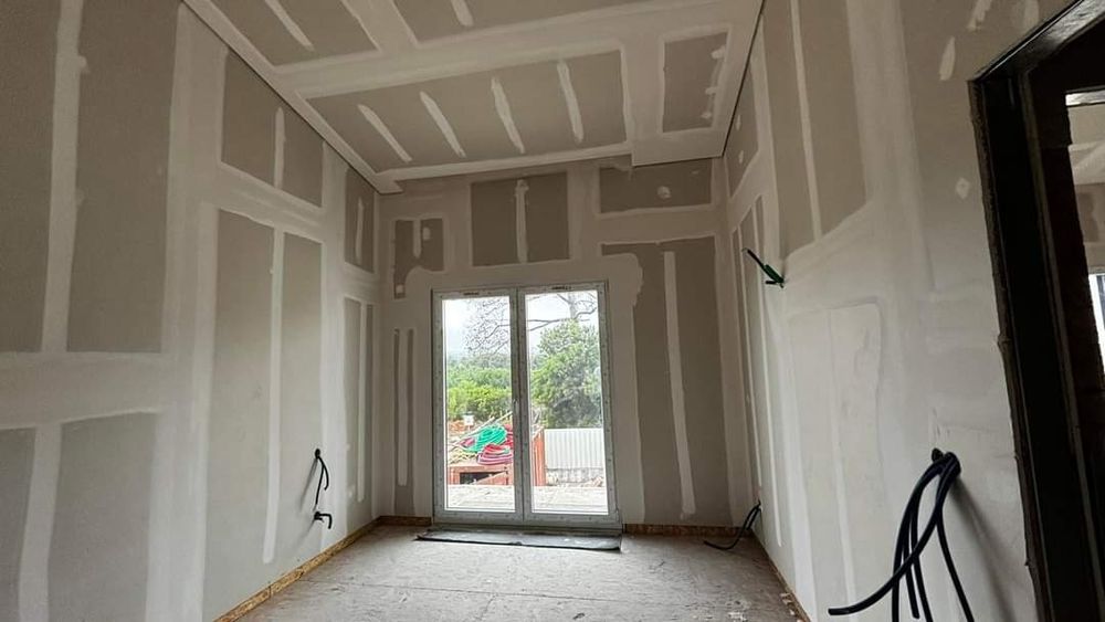 Fazemos ladrilhos, pladur, barramentos, estuque e pintura em geral.