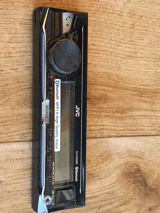 Переднюю панель автомагнитолы JVC KD-X330BT в отличном состоянии.