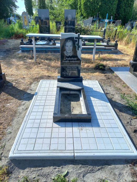 Не дорогі памʼятники з граніту.