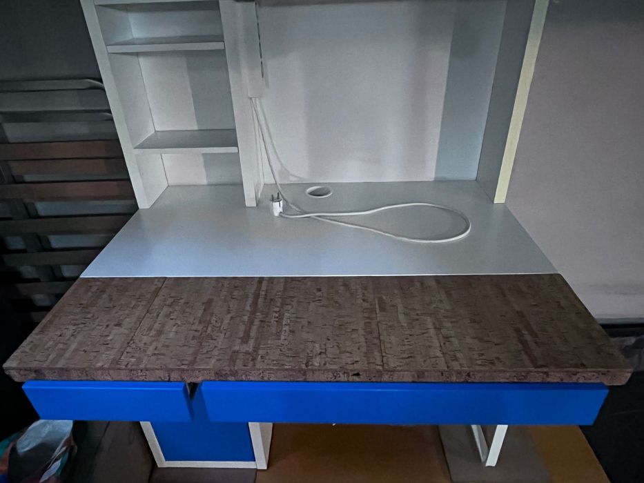 Secretária IKEA com extensão deslizante e tomada integrada – 105x50 cm