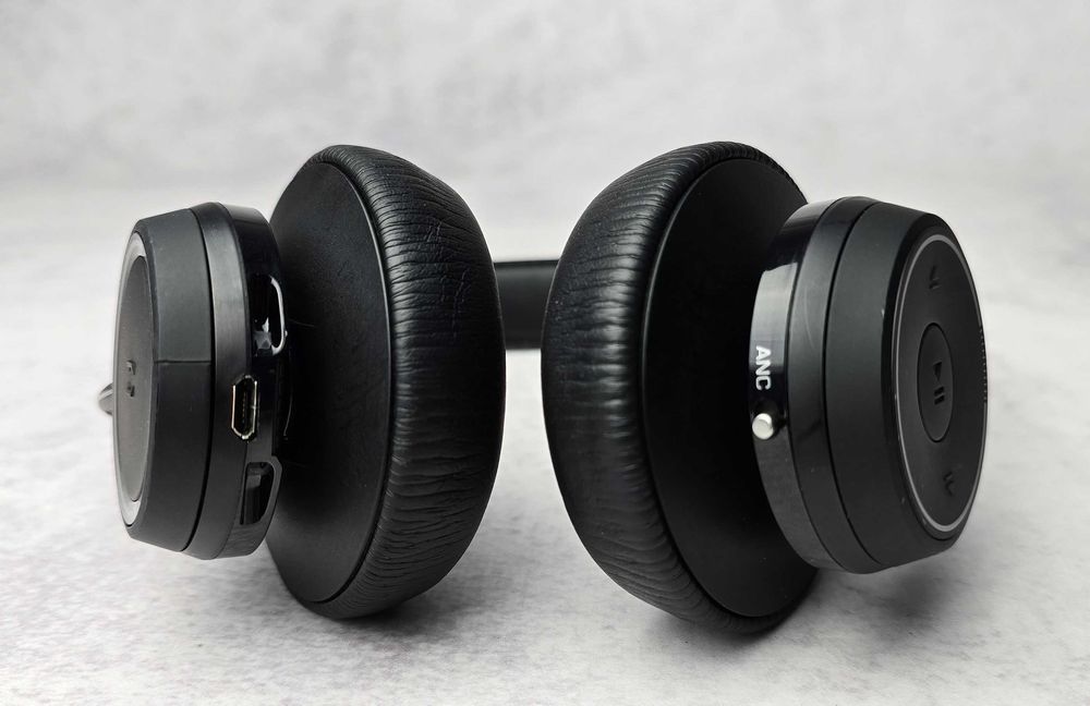 Професійна бездротова гарнітура Plantronics Voyager Focus UC B825