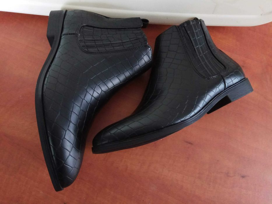 Botins pretos padrão crocodilo