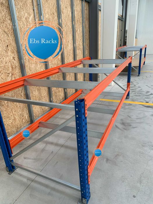 Bancada industrial com estrutura de estanteria pesada.