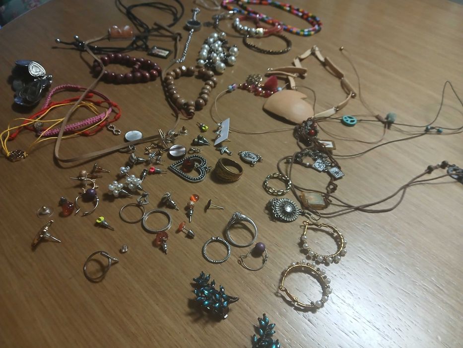 Conjunto variado de várias peças de bijuteria (não vendo separado)