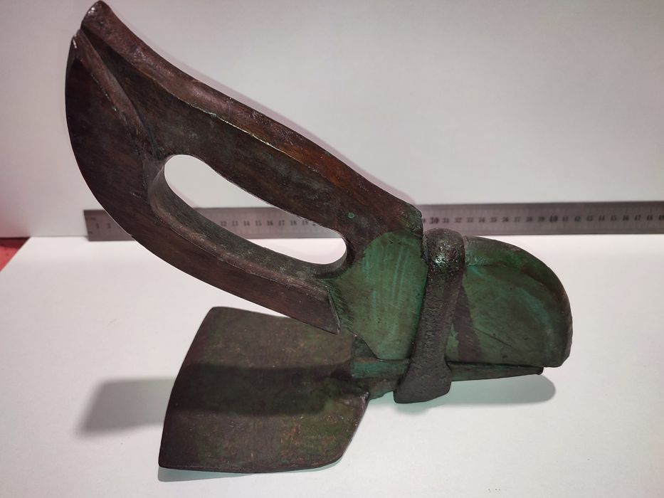 Peça decoração ferramenta antiga enxó.