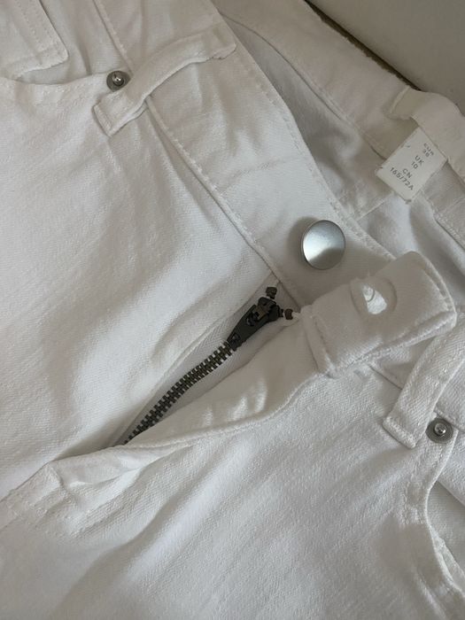 H&M biale jeansy z postrzępionymi nogawkami i przetarciami
