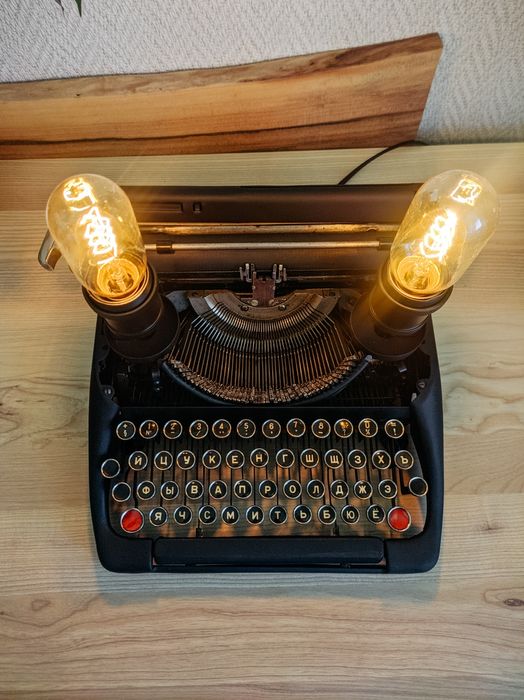 Настільна лампа з друкарської машинки