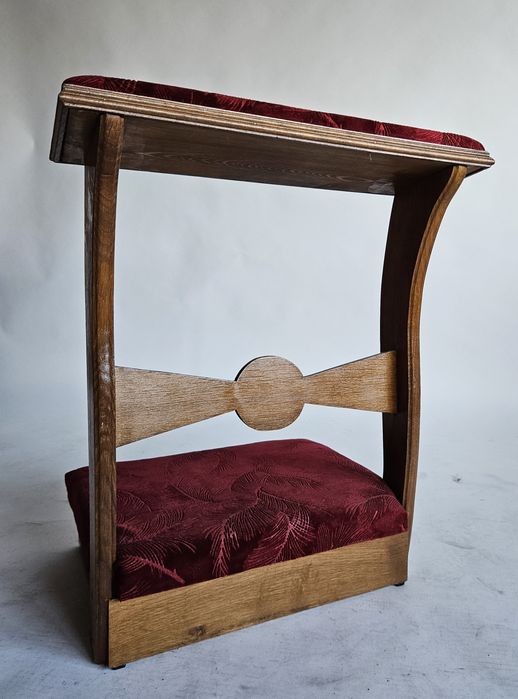 Klęcznik  z welurową tapicerką