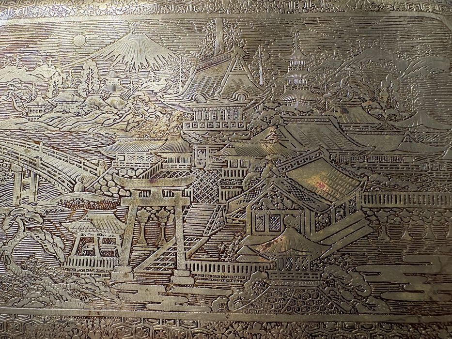 Antiga cigarreira asiática japonesa ricamente gravada