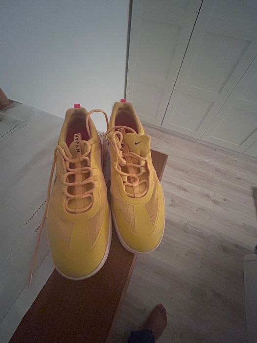 Ténis Nike cor amarelo