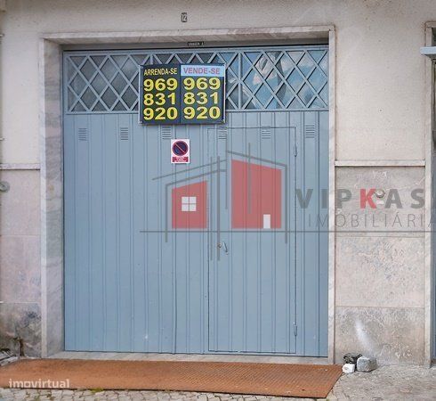 Garagem independente, portão basculante para 2 viaturas