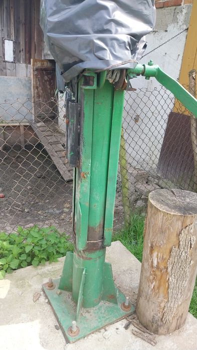 Cyklop do obornika z silnikiem