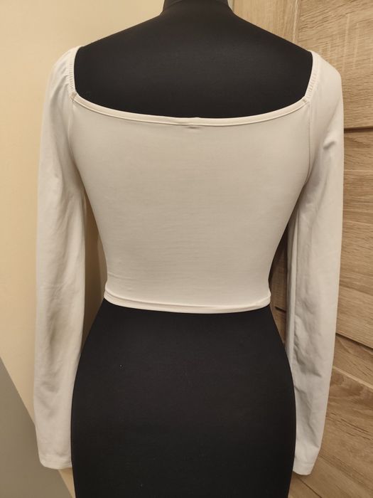 Biała bluzka crop top z długim rękawem