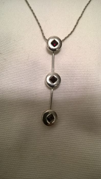 Colar prateado com pedras em vermelho escuro (portes Incluídos)