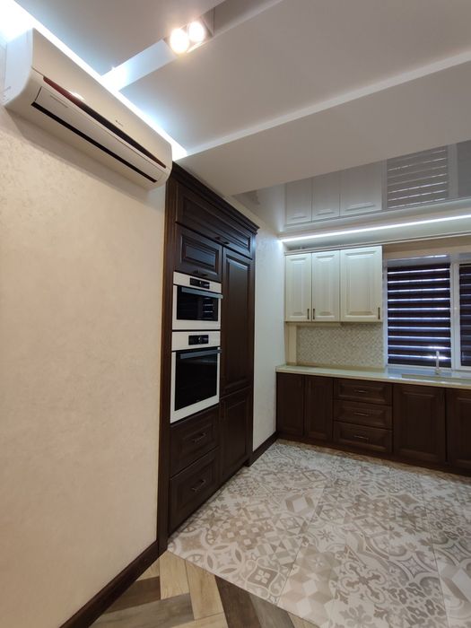 Велика  3-кімнатна квартира з дизайнерським ремонтом