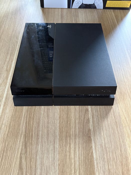 PS4 + 2 pady + 8 gier