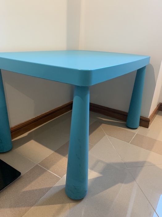 Mesa de criança e bancos IKEA