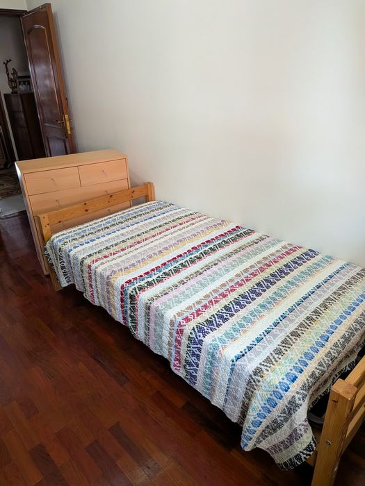 Cama em pinho maciço com colchão e cómoda