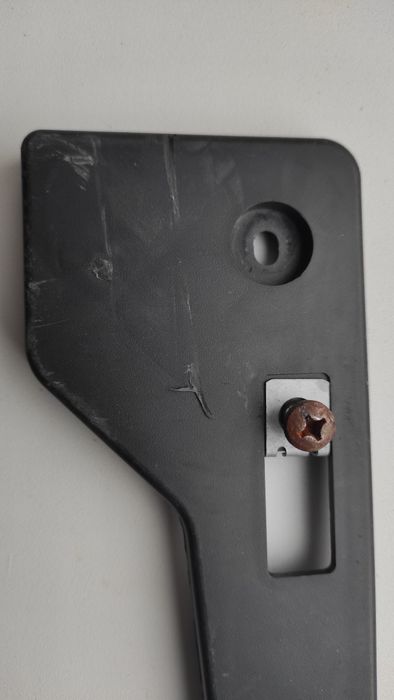 Панель номерного знака 521140R090 Toyota Rav 4