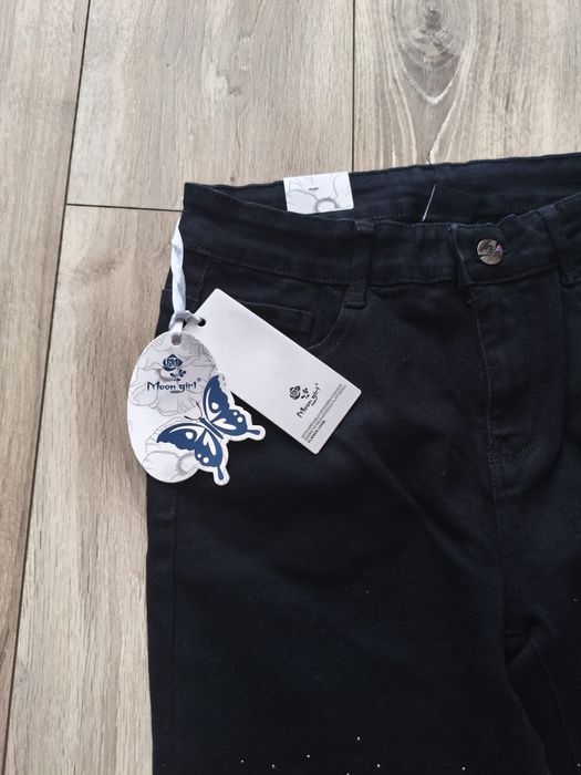 Nowe czarne dżinsy.