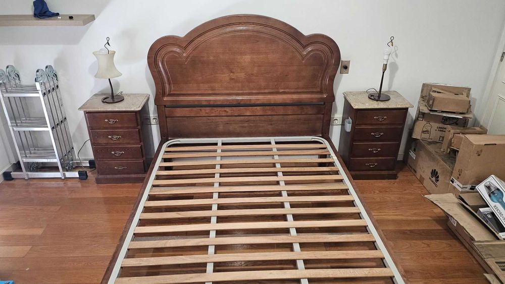 Cama completa com estrado, 2 mesinhas de cabeceira com mármore e 2 candeeiros
