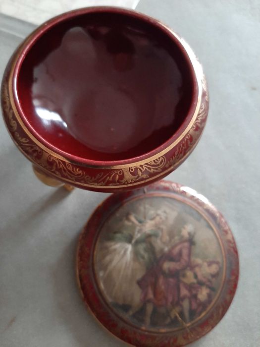 Guarda jóias muito antigo com três pés em folha de ouro.