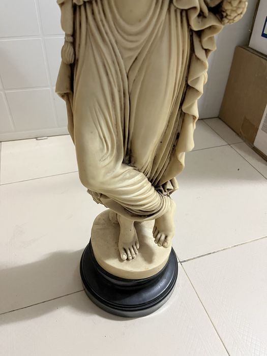 Estátua decorativa com base
