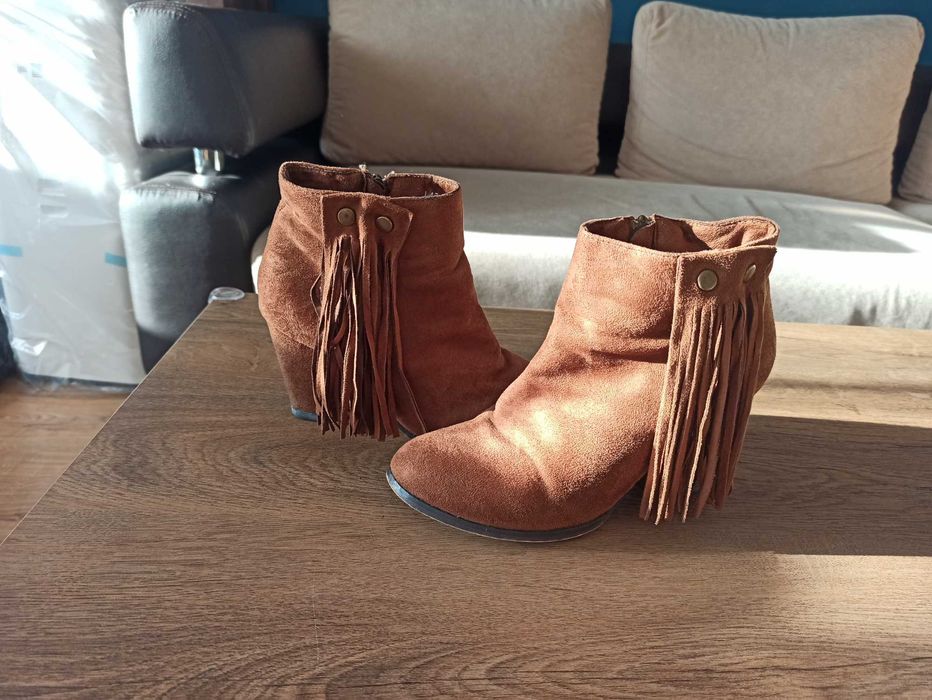 Botki karmelowe z frędzlami 36