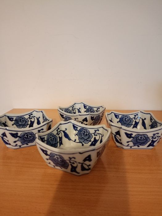 Chiny. Cztery stare, ręcznie malowane, porcelanowe miseczki.
