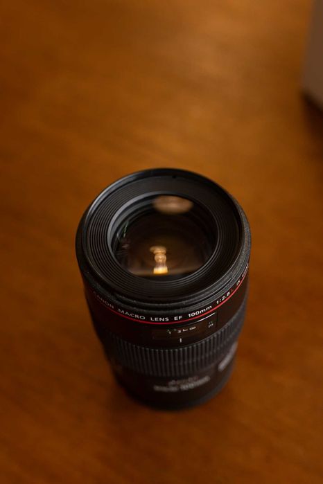 Canon 100mm 2.8 Macro como nova. Caixa e parasol originais.