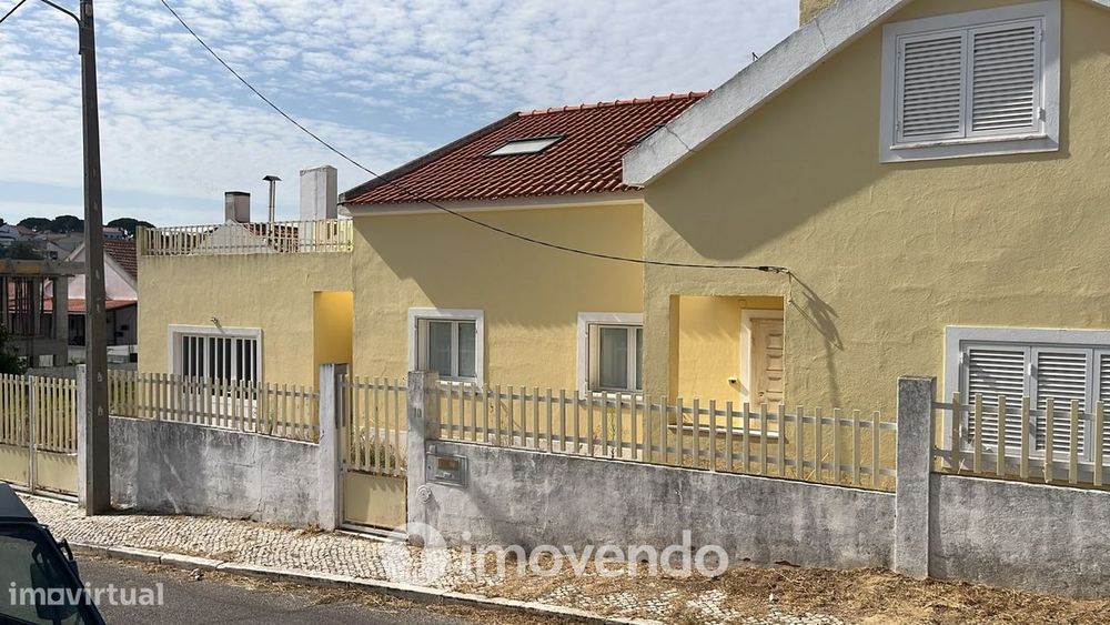 Moradia T4 com garagem e próxima da praia, na Charneca da Caparica