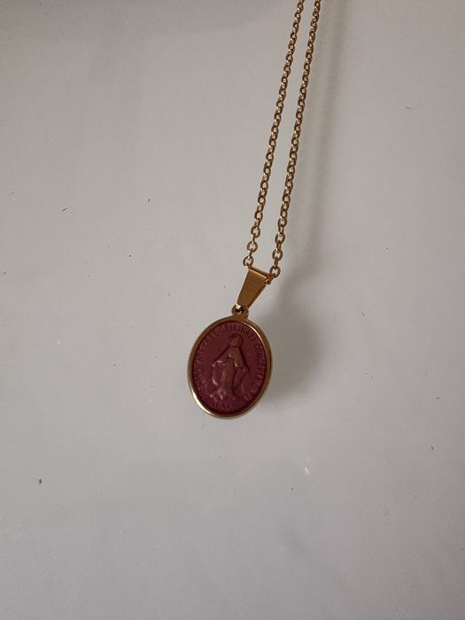 Colar com simbolo rosa